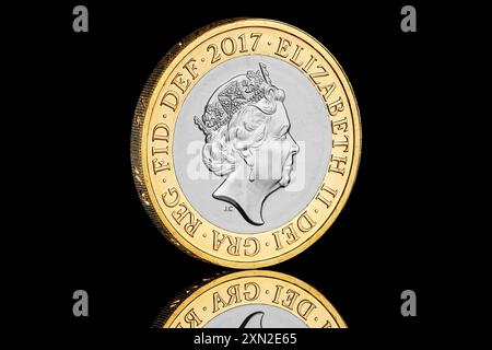 2017 £ 2 Münze zum Gedenken an den 200. Todestag der Autorin Jane Austen. Vorderseite von Jody Clark. Reverse Design von Dominique Evans Stockfoto