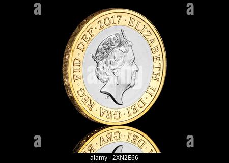 2017 £ 2 Münze zum Gedenken an den 200. Todestag der Autorin Jane Austen. Vorderseite von Jody Clark. Reverse Design von Dominique Evans Stockfoto