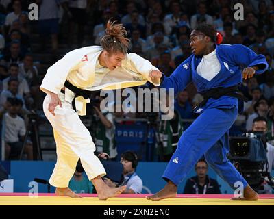 Paris, Frankreich. 30. Juli 2024. Clarisse Agbegnenou (blau) aus Frankreich tritt im Halbfinale der Judo-Frauen mit 63 kg gegen Andreja Leski aus Slowenien bei den Olympischen Spielen 2024 in Paris, Frankreich, am 30. Juli 2024 an. Quelle: Wu Wei/Xinhua/Alamy Live News Stockfoto