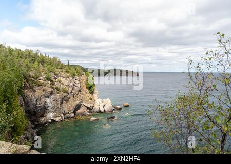 Ein herrlicher Blick auf die felsige Küste des Lake Superior in Minnesota. Stockfoto
