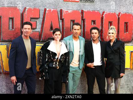 Ryan Reynolds, Emma Corrin, Hugh Jackman, Shawn Levy und Wendy Jacobson nahmen am DEADPOOL & WOLVERINE UK Sneak Peek Event am Donnerstag, den 11. Juli 2024, im Hammersmith Eventim Apollo, London Teil Stockfoto