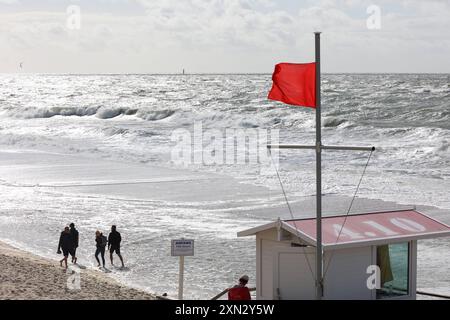 Rote Flagge am Strand von Westerland, Sylt DEU, Deutschland, Sylt, Westerland: Das Bild zeigt eine rote Flagge, die im Wind weht, auf einem Rettungsturm am Strand von Westerland auf Sylt. Die rote Flagge weist auf ein Badeverbot und Lebensgefahr beim Baden hin. Im Hintergrund ist die stürmische Nordsee zu sehen. Westerland Sylt Schleswig Holstein Deutschland *** Rote Flagge am Strand von Westerland, Sylt DEU, Deutschland, Sylt, Westerland das Bild zeigt eine im Wind winkende rote Flagge auf einem Rettungsturm am Strand von Westerland auf Sylt die rote Flagge weist auf ein Badeverbot und Lebensgefahr hin Stockfoto