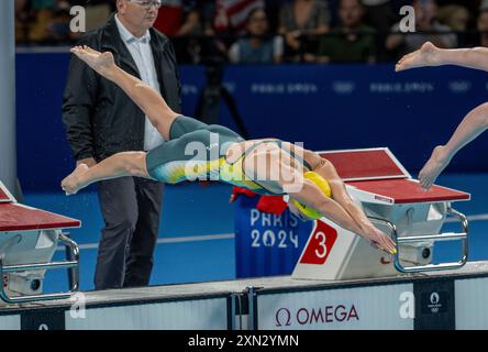 Paris, Ile de France, Frankreich. Juli 2024. 29. Juli 2024: Die australische ARIARNE TITMUS taucht in den Pool, um während der Olympischen Spiele 2024 in Paris die 200 m Freistil der Frauen zu starten. (Kreditbild: © Mark Edward Harris/ZUMA Press Wire) NUR REDAKTIONELLE VERWENDUNG! Nicht für kommerzielle ZWECKE! Stockfoto