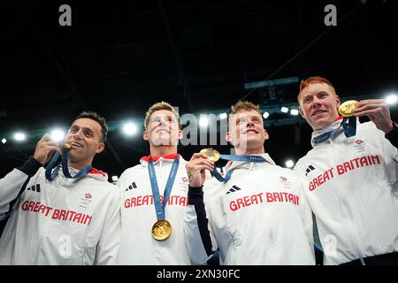 Paris, Frankreich. 30. Juli 2024. Olympische Spiele, Paris 2024, 4 x 200 m Freistil, Männer, Finale, Erstplatzierter James Guy, Tom Dean, Matthew Richards und Duncan Scott aus Großbritannien feiern während der Preisverleihung. Quelle: Michael Kappeler/dpa/Alamy Live News Stockfoto