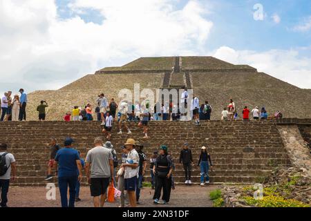 Pyramide der Sonne in San Juan Teotihuacan Mexiko in der archäologischen Zone von Teotihuacan, der Stadt mit den größten Pyramiden in Mesoamerika im Bundesstaat Mexiko. Pyramide des Mondes in San Martin de las Pirámides Mexiko und Palast von Quetzalpapálotl. Pyramidenbasis, Archäologie, Architektur. Steingebäude, Dorf ... (Foto: Luis Gutierrez/Norte Photo) Pirámide del Sol en San Juan Teotihuacán Mexico en la Zona Arqueológica de Teotihuacán, la ciudad con las Pirámides más grandes de mesoamérica en Estado de México. Pirámide de la Luna en San Martín de las Pirámides Mexico y Palacio Stockfoto