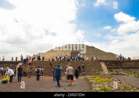 Pyramide der Sonne in San Juan Teotihuacan Mexiko in der archäologischen Zone von Teotihuacan, der Stadt mit den größten Pyramiden in Mesoamerika im Bundesstaat Mexiko. Pyramide des Mondes in San Martin de las Pirámides Mexiko und Palast von Quetzalpapálotl. Pyramidenbasis, Archäologie, Architektur. Steingebäude, Dorf ... (Foto: Luis Gutierrez/Norte Photo) Pirámide del Sol en San Juan Teotihuacán Mexico en la Zona Arqueológica de Teotihuacán, la ciudad con las Pirámides más grandes de mesoamérica en Estado de México. Pirámide de la Luna en San Martín de las Pirámides Mexico y Palacio Stockfoto