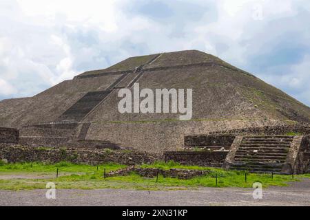 Pyramide der Sonne in San Juan Teotihuacan Mexiko in der archäologischen Zone von Teotihuacan, der Stadt mit den größten Pyramiden in Mesoamerika im Bundesstaat Mexiko. Pyramide des Mondes in San Martin de las Pirámides Mexiko und Palast von Quetzalpapálotl. Pyramidenbasis, Archäologie, Architektur. Steingebäude, Dorf ... (Foto: Luis Gutierrez/Norte Photo) Pirámide del Sol en San Juan Teotihuacán Mexico en la Zona Arqueológica de Teotihuacán, la ciudad con las Pirámides más grandes de mesoamérica en Estado de México. Pirámide de la Luna en San Martín de las Pirámides Mexico y Palacio Stockfoto