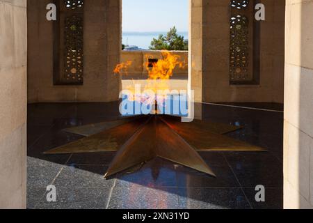 Das Schaidlar-Denkmal mit ewiger Flamme (für die Opfer des Schwarzen Januar 1990 und des 1. Berg-Karabach-Krieges) in der Märtyrerstraße in Baku, Aserbaidschan Stockfoto