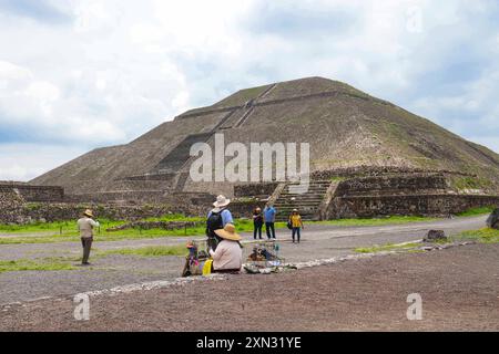 Pyramide der Sonne in San Juan Teotihuacan Mexiko in der archäologischen Zone von Teotihuacan, der Stadt mit den größten Pyramiden in Mesoamerika im Bundesstaat Mexiko. Pyramide des Mondes in San Martin de las Pirámides Mexiko und Palast von Quetzalpapálotl. Pyramidenbasis, Archäologie, Architektur. Steingebäude, Dorf ... (Foto: Luis Gutierrez/Norte Photo) Pirámide del Sol en San Juan Teotihuacán Mexico en la Zona Arqueológica de Teotihuacán, la ciudad con las Pirámides más grandes de mesoamérica en Estado de México. Pirámide de la Luna en San Martín de las Pirámides Mexico y Palacio Stockfoto