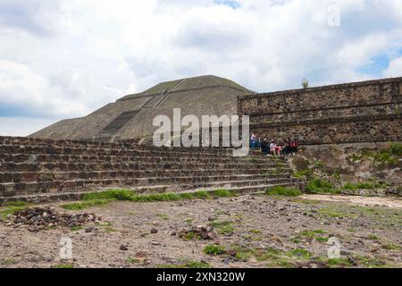 Pyramide der Sonne in San Juan Teotihuacan Mexiko in der archäologischen Zone von Teotihuacan, der Stadt mit den größten Pyramiden in Mesoamerika im Bundesstaat Mexiko. Pyramide des Mondes in San Martin de las Pirámides Mexiko und Palast von Quetzalpapálotl. Pyramidenbasis, Archäologie, Architektur. Steingebäude, Dorf ... (Foto: Luis Gutierrez/Norte Photo) Pirámide del Sol en San Juan Teotihuacán Mexico en la Zona Arqueológica de Teotihuacán, la ciudad con las Pirámides más grandes de mesoamérica en Estado de México. Pirámide de la Luna en San Martín de las Pirámides Mexico y Palacio Stockfoto