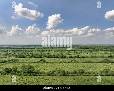 Luftaufnahme der Munitionsbunker aus dem Zweiten Weltkrieg in der Midewin National Tallgrass Prairie in Illinois. Das Gelände war das ehemalige Arsenal der Joliet Army. Stockfoto
