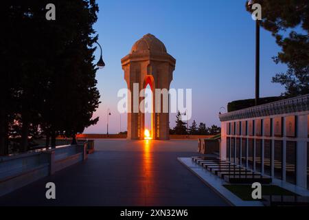 Das Schaidlar-Denkmal mit ewiger Flamme (für die Opfer des Schwarzen Januar 1990 und des 1. Berg-Karabach-Krieges) in der Märtyrerstraße in Baku, Aserbaidschan Stockfoto