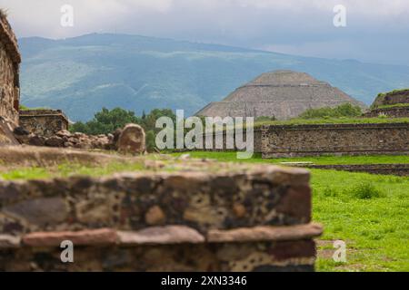 Pyramide der Sonne in San Juan Teotihuacan Mexiko in der archäologischen Zone von Teotihuacan, der Stadt mit den größten Pyramiden in Mesoamerika im Bundesstaat Mexiko. Pyramide des Mondes in San Martin de las Pirámides Mexiko und Palast von Quetzalpapálotl. Pyramidenbasis, Archäologie, Architektur. Steingebäude, Dorf ... (Foto: Luis Gutierrez/Norte Photo) Pirámide del Sol en San Juan Teotihuacán Mexico en la Zona Arqueológica de Teotihuacán, la ciudad con las Pirámides más grandes de mesoamérica en Estado de México. Pirámide de la Luna en San Martín de las Pirámides Mexico y Palacio Stockfoto