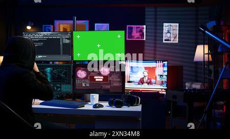 Unberechtigte Programmierer, die Firewalls mithilfe eines Green-Screen-PCs hacken und Angriffe von der Cybersicherheit ablehnen. Betrüger mit Modellmonitor sieht die Fehlermeldung Zugriff verweigert, während er Betrug begeht, Kamera B Stockfoto