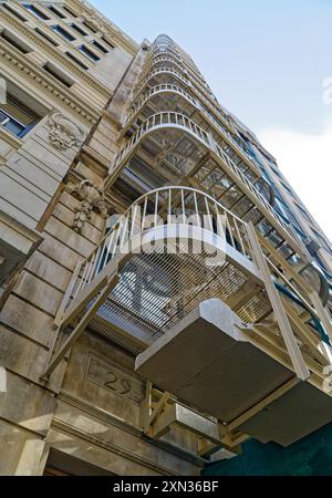 Eine massive geschwungene Feuertreppe ist das markanteste Merkmal des Gramercy 29, eines Loft-Gebäudes, das in kooperative Wohnungen an der 29 East 22nd Street umgewandelt wurde. Stockfoto