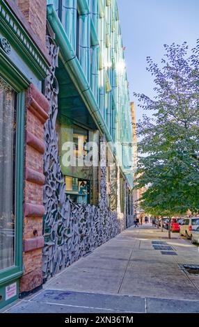 40 Bond Street, eine moderne Ferienwohnung, die in die NoHo Historic District Extension integriert ist. Eine Aluminiumskulptur schirmt die blau-grüne Glasfassade ab. Stockfoto