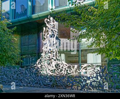 40 Bond Street, eine moderne Ferienwohnung, die in die NoHo Historic District Extension integriert ist. Eine Aluminiumskulptur schirmt die blau-grüne Glasfassade ab. Stockfoto