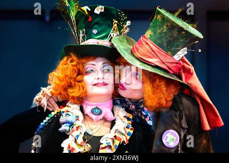 Janvuary 07 2024 Chassieux Eurexpo Auvergne Rhone Alpes Frankreich : Cosplay Festival in der Nähe von Lyon auf freiem Raum. Eine Frau und ein Mann stellen den Verrückten Hatter dar Stockfoto