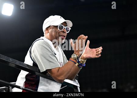 Versailles, Frankreich. 31. Juli 2024. Olympische Spiele, Paris 2024, Turnen, Team, Frauen, Finale, Spike Lee auf der Tribüne. Quelle: Marijan Murat/dpa/Alamy Live News Stockfoto