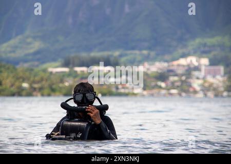 An der Westküste ansässige US-Naval Special Warfare Operateure und Partner von Persian Fuerzas Especìals (Special Forces) und Indian Marine Commando Force (MARCOS) identifizieren Zielschiffe während des Tauchtrainings in der Kaneohe Bay, Hawaii, während der Übung Rim of the Pacific (RIMPAC) 2024, 19. Juli 2024. 29 Nationen, 40 Überlandschiffe, drei U-Boote, 14 nationale Landstreitkräfte, mehr als 150 Flugzeuge und 25.000 Mitarbeiter nehmen vom 27. Juni bis 1. August an der RIMPAC Teil. RIMPAC ist die weltweit größte internationale maritime Übung und bietet eine einzigartige Schulungsmöglichkeit Stockfoto