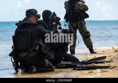 An der Westküste ansässige US-Naval Special Warfare Operateure und Partner von Persian Fuerzas Especìals (Special Forces) und Indian Marine Commando Force (MARCOS) identifizieren Zielschiffe während des Tauchtrainings in der Kaneohe Bay, Hawaii, während der Übung Rim of the Pacific (RIMPAC) 2024, 19. Juli 2024. 29 Nationen, 40 Überlandschiffe, drei U-Boote, 14 nationale Landstreitkräfte, mehr als 150 Flugzeuge und 25.000 Mitarbeiter nehmen vom 27. Juni bis 1. August an der RIMPAC Teil. RIMPAC ist die weltweit größte internationale maritime Übung und bietet eine einzigartige Schulungsmöglichkeit Stockfoto