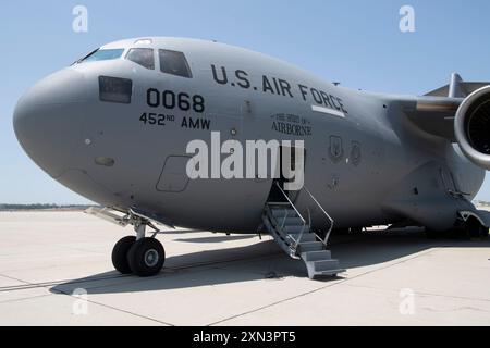 Eine C-17 Globemaster III wird vorbereitet, um Mitglieder der 349th Civil Engineer Squadron in March Air Reserve, Kalifornien, zu transportieren Juli 2024. Das Flugzeug war Teil der Ausrüstung der Marsch Air Reserve Base, die der 349. CES für die Operation Bivouac zur Verfügung gestellt wurde. (US Air Force Foto von Tech. Sgt. Ryan Green) Stockfoto