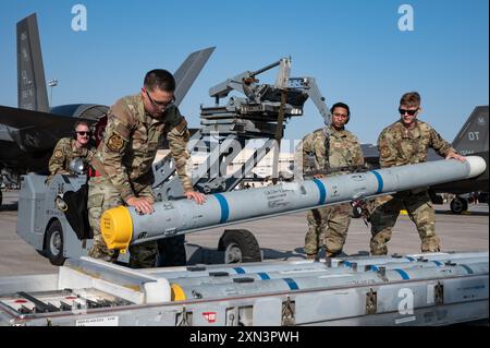 Die US-Luftstreitkräfte, die der 34th Fighter Generation Squadron zugeordnet sind, bereiten sich darauf vor, während eines Lastenwettbewerbs auf der Nellis Air Force Base, Nevada, am 26. Juli 2024 eine Captive Air Training Missile 120C auf eine F-35A Lightning II zu laden. Dieser Wettkampf für die Waffenladung fand während der Red Flag-Nellis 24-3 statt und wurde auch von Besuchseinheiten der Luftwaffenstützpunkte Spangdahlem, Shaw AFB, Joint Base Langley-Eustis, Seymour Johnson AFB und Hill AFB besucht. (Foto der US-Luftwaffe von Staff-Sgt. Jose Miguel T. Tamondong) Stockfoto