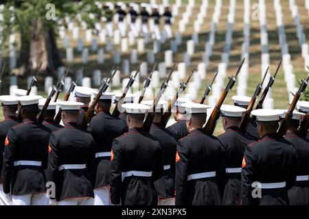 Marines von der Marine Band, „The President’s Own“, und der Marine Barracks, Washington, D.C. (8. Und I) führen militärische Begräbnisehren mit Beerdigungseskort für den 29. Kommandanten des Marine Corps, General Alfred Gray, Jr., in Sektion 35 des Arlington National Cemetery, Arlington, Virginia, 29. Juli 2024. Gray trat 1950 in das Marine Corps ein und diente als Funkbetreiber beim Amphibischen Aufklärungszug in Korea. Während seiner 41-jährigen Karriere war er acht Mal im Einsatz, unter anderem leitete er die ersten unabhängigen Bodenoperationen einer Marine-Einheit in Vietnam. Während dieser Bereitstellung Stockfoto