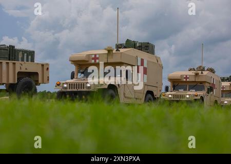 Sanitäter, die dem 2. Bataillon, 505. Fallschirmjäger-Infanterieregiment, 3. Brigade Combat Team, 82. Luftlandedivision, zugewiesen wurden, transportierten ihre M997A3 Tactical High Mobility Multipurpose Wheeled Vehicles (HMMWV) Ambulanz zur Unterstützung der Panther Avalanche auf Fort Liberty, 23. Juli 2024. Panther Avalanche ist eine Übung, die darauf abzielt, Fallschirmjäger der „Panther Brigade“ auszubilden und zu bewerten, während sie sich auf eine Rotation im Joint Readiness Training Center in Fort Johnson, Louisiana, im September vorbereiten und die Rolle der Soforteinsatztruppe übernehmen, die überall auf der Welt kämpft und gewinnt. (US Army ph Stockfoto