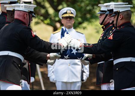 Marines von der Marine Band, „The President’s Own“, und der Marine Barracks, Washington, D.C. (8. Und I) führen militärische Begräbnisehren mit Beerdigungseskort für den 29. Kommandanten des Marine Corps, General Alfred Gray, Jr., in Sektion 35 des Arlington National Cemetery, Arlington, Virginia, 29. Juli 2024. Gray trat 1950 in das Marine Corps ein und diente als Funkbetreiber beim Amphibischen Aufklärungszug in Korea. Während seiner 41-jährigen Karriere war er acht Mal im Einsatz, unter anderem leitete er die ersten unabhängigen Bodenoperationen einer Marine-Einheit in Vietnam. Während dieser Bereitstellung Stockfoto