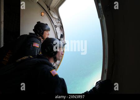 Sgt. 1st Class Morgan George und Sgt. 1st Class Michael Heath vom United States Army Parachute Team beobachten die Drop Zone während der Milwaukee Air and Sea Show Sonntag, 28. Juli. Mitglieder der U.S. Army Golden Knights führten drei Fallschirmsprünge zur Unterstützung des Gemeindeereignisses durch. Stockfoto