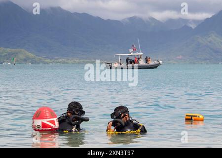 An der Westküste ansässige US-Naval Special Warfare Operateure und Partner von Persian Fuerzas Especìals (Special Forces) und Indian Marine Commando Force (MARCOS) identifizieren Zielschiffe während des Tauchtrainings in der Kaneohe Bay, Hawaii, während der Übung Rim of the Pacific (RIMPAC) 2024, 19. Juli 2024. 29 Nationen, 40 Überlandschiffe, drei U-Boote, 14 nationale Landstreitkräfte, mehr als 150 Flugzeuge und 25.000 Mitarbeiter nehmen vom 27. Juni bis 1. August an der RIMPAC Teil. RIMPAC ist die weltweit größte internationale maritime Übung und bietet eine einzigartige Schulungsmöglichkeit Stockfoto