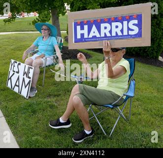 Mount Pleasant, Wisconsin, USA. 30. Juli 2024. DORIS BEAUDRY und JOHCE FIREBAUGH halten Schilder, die den Präsidentschaftsantrag von Vizepräsidentin Kamala Harris unterstützen, als sie sich an einer geschäftigen Kreuzung im Dorf Mount Pleasant, Wisconsin, neben Racine, am Dienstag Nachmittag des 30. Juli 2024 anderen Anti-Trump-Demonstranten anschließen. Sie gehören zu einer Gruppe von Menschen, die seit der Amtseinführung Trumps im Jahr 2017 wöchentlich demonstriert haben. (Kreditbild: © Mark Hertzberg/ZUMA Press Wire) NUR REDAKTIONELLE VERWENDUNG! Nicht für kommerzielle ZWECKE! Stockfoto