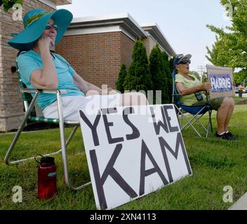 Mount Pleasant, Wisconsin, USA. 30. Juli 2024. DORIS BEAUDRY und JOHCE FIREBAUGH halten Schilder, die den Präsidentschaftsantrag von Vizepräsidentin Kamala Harris unterstützen, als sie sich an einer geschäftigen Kreuzung im Dorf Mount Pleasant, Wisconsin, neben Racine, am Dienstag Nachmittag des 30. Juli 2024 anderen Anti-Trump-Demonstranten anschließen. Sie gehören zu einer Gruppe von Menschen, die seit der Amtseinführung Trumps im Jahr 2017 wöchentlich demonstriert haben. (Kreditbild: © Mark Hertzberg/ZUMA Press Wire) NUR REDAKTIONELLE VERWENDUNG! Nicht für kommerzielle ZWECKE! Stockfoto