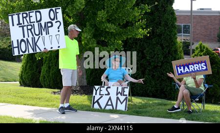 Mount Pleasant, Wisconsin, USA. 30. Juli 2024. DORIS BEAUDRY und JOHCE FIREBAUGH halten Schilder, die Vizepräsidentin Kamala HarrisÃs Präsidentschaftsantrag unterstützen, als sie sich anderen Anti-Trump-Demonstranten anschließen, darunter RICK WIEGEL an einer geschäftigen Kreuzung im Dorf Mount Pleasant, Wisconsin, neben Racine, Dienstag Nachmittag 30. Juli 2024. Sie gehören zu einer Gruppe von Menschen, die seit der Amtseinführung Trumps im Jahr 2017 wöchentlich demonstriert haben. (Kreditbild: © Mark Hertzberg/ZUMA Press Wire) NUR REDAKTIONELLE VERWENDUNG! Nicht für kommerzielle ZWECKE! Stockfoto