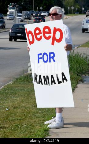 Mount Pleasant, Wisconsin, USA. 30. Juli 2024. JOHN POLODNA hält ein Schild, das Vizepräsidentin Kamala HarrisÃs Präsidentschaftsantrag unterstützt, als er sich anderen Anti-Trump-Demonstranten an einer geschäftigen Kreuzung im Dorf Mount Pleasant, Wisconsin, neben Racine, am 1. Dienstagnachmittag 30. Juli 2024 anschließt. Er gehört zu einer Gruppe von Menschen, die seit der Amtseinführung Trumps im Jahr 2017 wöchentlich demonstriert haben. (Kreditbild: © Mark Hertzberg/ZUMA Press Wire) NUR REDAKTIONELLE VERWENDUNG! Nicht für kommerzielle ZWECKE! Stockfoto