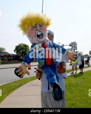 Mount Pleasant, Wisconsin, USA. 30. Juli 2024. BILL APPMAN hält eine Donald Trump Marionette am Ende einer Angelrute mit einem Schild, das Trump auf der einen Seite als „untauglich für das Amt“ und auf der anderen als „gefährliche Spezies“ bezeichnet, während er sich anderen Anti-Trump-Demonstranten an einer geschäftigen Kreuzung im Dorf Mount Pleasant, Wisconsin, anschließt. neben Racine, Dienstagnachmittag 30. Juli 2024. Er gehört zu einer Gruppe von Menschen, die seit der Amtseinführung Trumps im Jahr 2017 wöchentlich demonstriert haben. (Kreditbild: © Mark Hertzberg/ZUMA Press Wire) NUR REDAKTIONELLE VERWENDUNG! Nicht für kommerzielle ZWECKE! Stockfoto