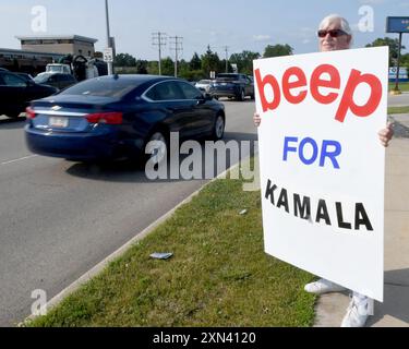 Mount Pleasant, Wisconsin, USA. 30. Juli 2024. JOHN POLODNA hält ein Schild, das Vizepräsident Kamala HarrisÃs Präsidentschaftsantrag unterstützt, als er sich an einer geschäftigen Kreuzung im Dorf Mount Pleasant, Wisconsin, neben Racine, am Dienstag Nachmittag des 30. Juli 2024 anderen Anti-Trump-Demonstranten anschließt. Er gehört zu einer Gruppe von Menschen, die seit der Amtseinführung Trumps im Jahr 2017 wöchentlich demonstriert haben. (Kreditbild: © Mark Hertzberg/ZUMA Press Wire) NUR REDAKTIONELLE VERWENDUNG! Nicht für kommerzielle ZWECKE! Stockfoto