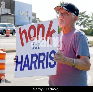 Mount Pleasant, Wisconsin, USA. 30. Juli 2024. DENNIS REESER hält ein Schild, das den Präsidentschaftsantrag von Vizepräsidentin Kamala Harris unterstützt, als er sich anderen Anti-Trump-Demonstranten bei einer geschäftigen Veranstaltung in der Nähe von Racine, Wisconsin, am Dienstag Nachmittag des 30. Juli 2024 anschließt. Sie gehören zu einer Gruppe von Menschen, die seit der Amtseinführung Trumps im Jahr 2017 wöchentlich demonstriert haben. (Kreditbild: © Mark Hertzberg/ZUMA Press Wire) NUR REDAKTIONELLE VERWENDUNG! Nicht für kommerzielle ZWECKE! Stockfoto