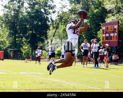 Washington Commanders Wide Receiver Mitchell Tinsley (18) macht am 28. Juli 2024 im OrthoVirginia Training Center im Commanders Park in Ashburn VA einen Sprung (Alyssa Howell/Image of Sport) Stockfoto