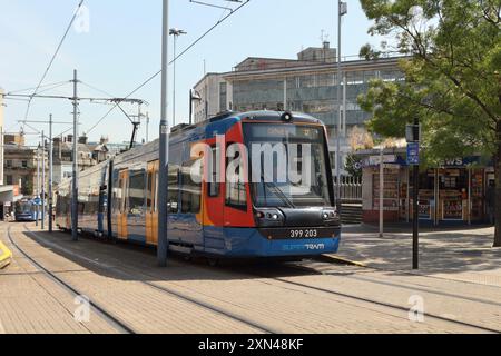 Sheffield City Centre Supertram, Urban Transport England UK Stadtbahnnetz öffentlicher Verkehr Personenstraßenbahn Zugklasse 399 Stockfoto