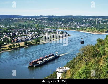 Mit Containern beladene Binnenschifffahrt entlang des Rheins in Deutschland von der Festung Ehrenbreitstein hoch über dem Fluss Koblenz aus gesehen. Stockfoto