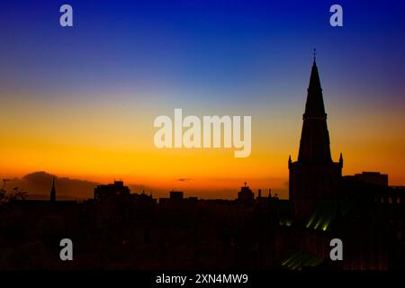 Skyline der Kathedrale von Glasgow bei Sonnenuntergang, Schottland. Stockfoto