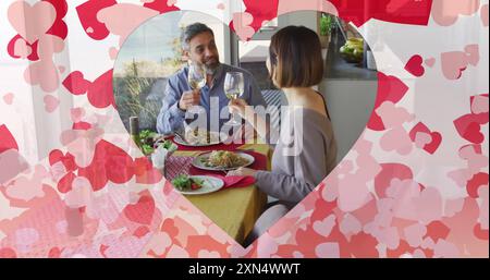 Bild von Herzen über verschiedene Paare, die zu Hause essen und Wein trinken Stockfoto