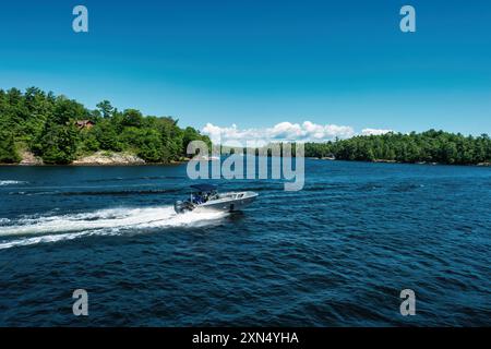 Motorboot im Georgian Bay Islands National Park, Thirty Thousand Islands, Ontario, Kanada. Stockfoto