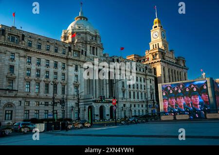 Aufstieg des chinesischen Nationalismus mit einem riesigen Bildschirm auf Shanghais historischem Bund, der Propaganda von Truppen zeigt. Stockfoto