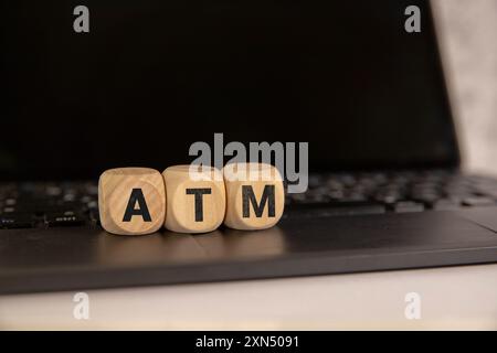 Denia, Alicante - Spanien - 22.12.2023: Person, die einen Geldautomaten benutzt, auf dem ein blauer Bildschirm mit großem „Geldautomat“-Text angezeigt wird Stockfoto