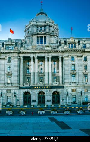 Das ehemalige Gebäude der Hong Kong & Shanghai Bank am historischen Bund Shanghais, das nachts von der Uferpromenade aus zu sehen ist. Stockfoto