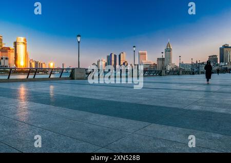 Shanghais berühmter Bund ist wegen des Coronavirus weitgehend leer. Stockfoto