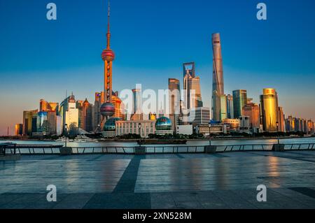 Die Skyline von Pudong wurde von einem leeren Bund in Shanghai aufgrund des Coronavirus aus gesehen. Stockfoto